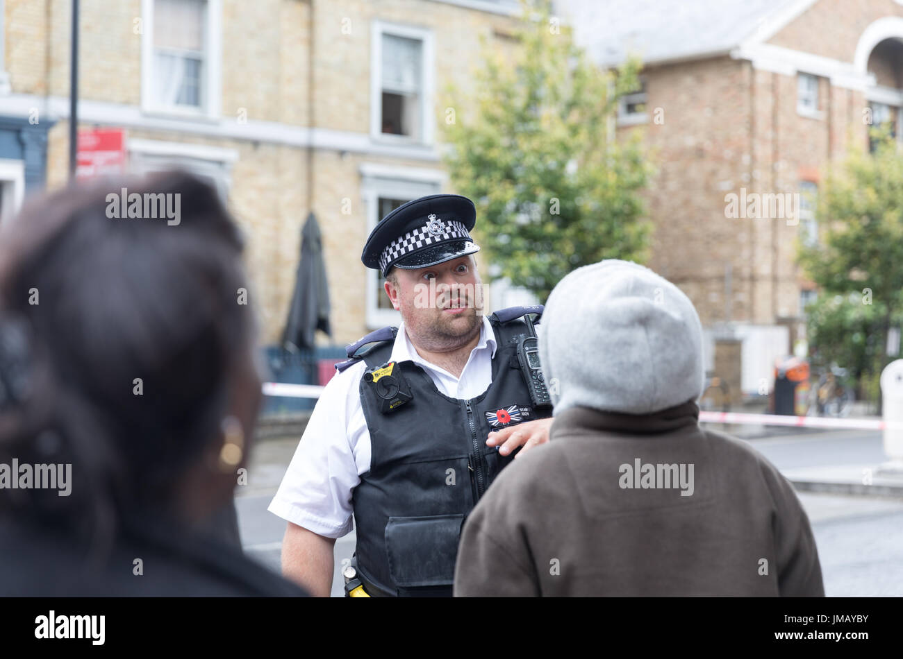 Londra, Regno Unito. 27 Luglio, 2017. Stoke Newington Church Street e altre strade chiuso dalla polizia nei pressi di Abney Park Cemetery a seguito di segnalazioni di pugnalare. Carol credito moiré/Alamy Live News. Foto Stock