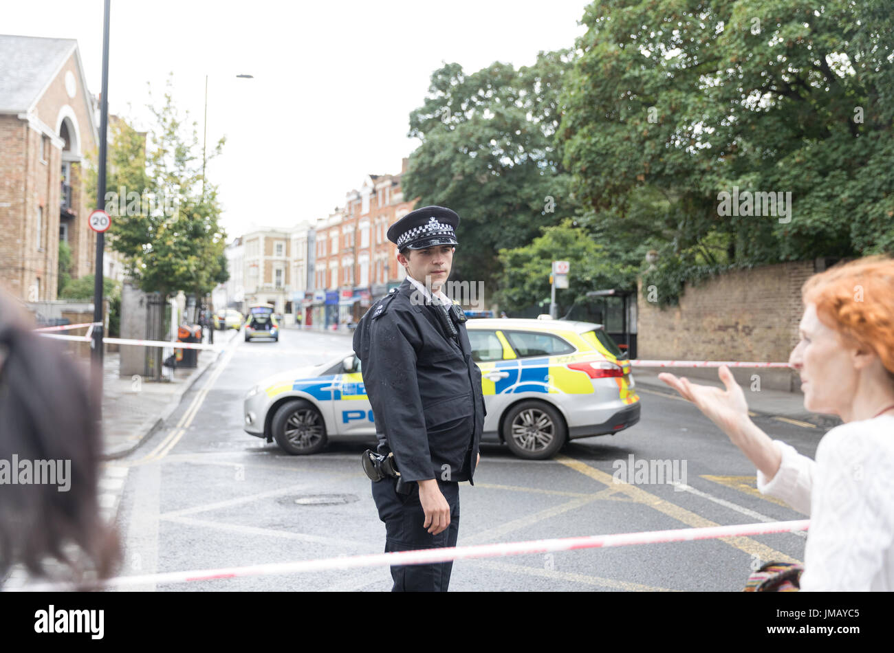 Londra, Regno Unito. 27 Luglio, 2017. Stoke Newington Church Street e altre strade chiuso dalla polizia nei pressi di Abney Park Cemetery a seguito di segnalazioni di pugnalare. Carol credito moiré/Alamy Live News. Foto Stock