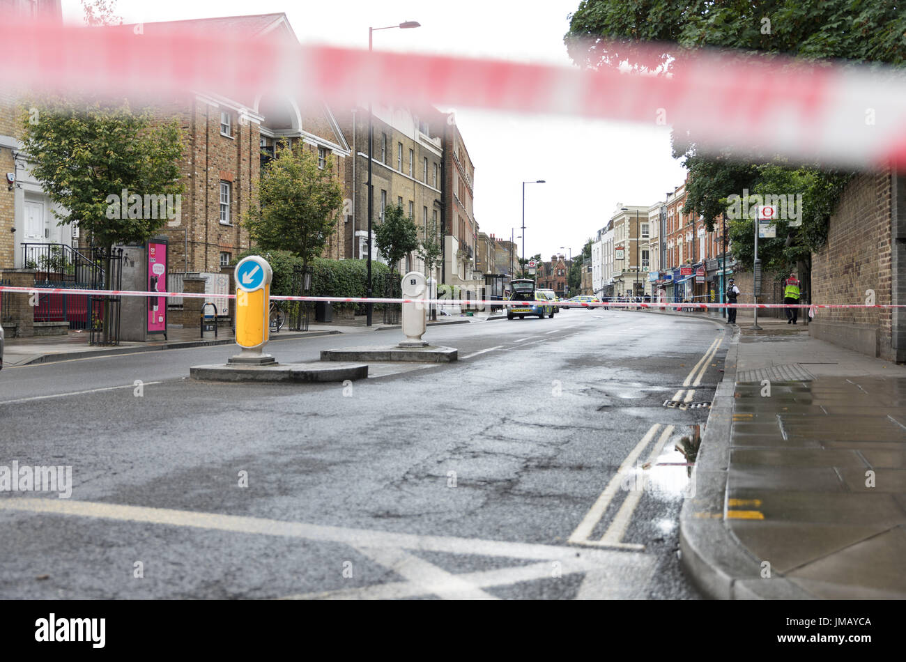 Londra, Regno Unito. 27 Luglio, 2017. Stoke Newington Church Street e altre strade chiuso dalla polizia nei pressi di Abney Park Cemetery a seguito di segnalazioni di pugnalare. Carol credito moiré/Alamy Live News. Foto Stock