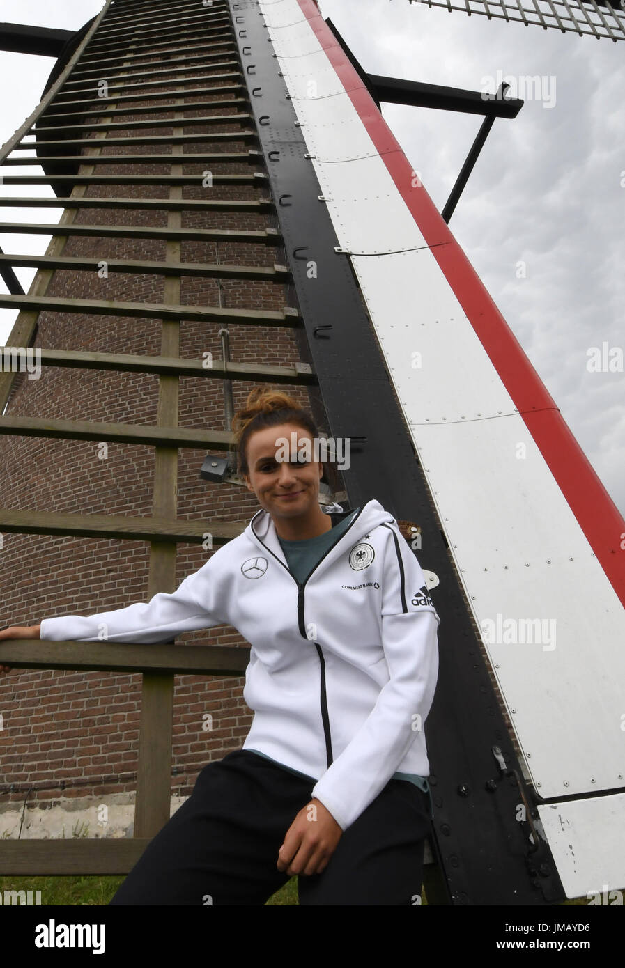 La Germania Lina Magull raffigurata sul vela di un mulino a vento in Den Dungen, Paesi Bassi, 27 luglio 2017. Foto: Carmen Jaspersen/dpa Foto Stock