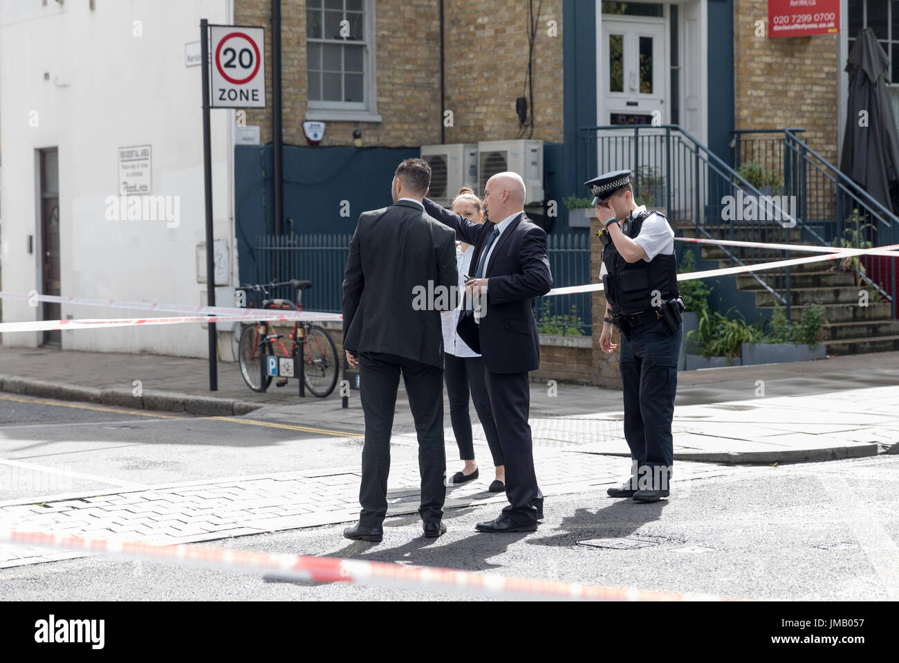 Londra, Regno Unito. 27 Luglio, 2017. Stoke Newington Church Street e altre strade chiuso dalla polizia nei pressi di Abney Park Cemetery a seguito di segnalazioni di pugnalare. Carol credito moiré/Alamy Live News. Foto Stock