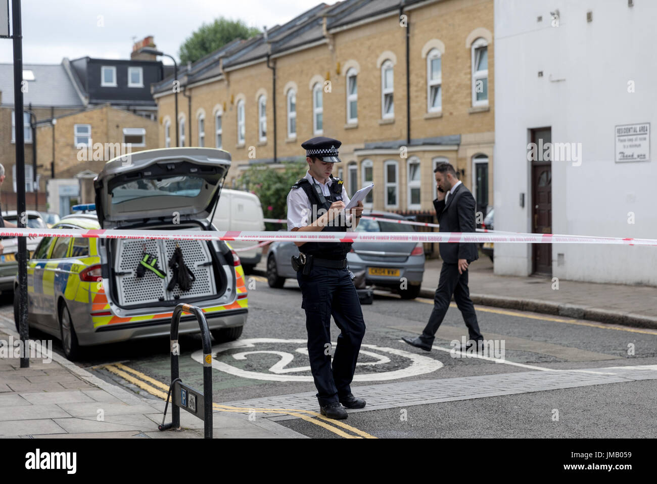 Londra, Regno Unito. 27 Luglio, 2017. Stoke Newington Church Street e altre strade chiuso dalla polizia nei pressi di Abney Park Cemetery a seguito di segnalazioni di pugnalare. Carol credito moiré/Alamy Live News. Foto Stock