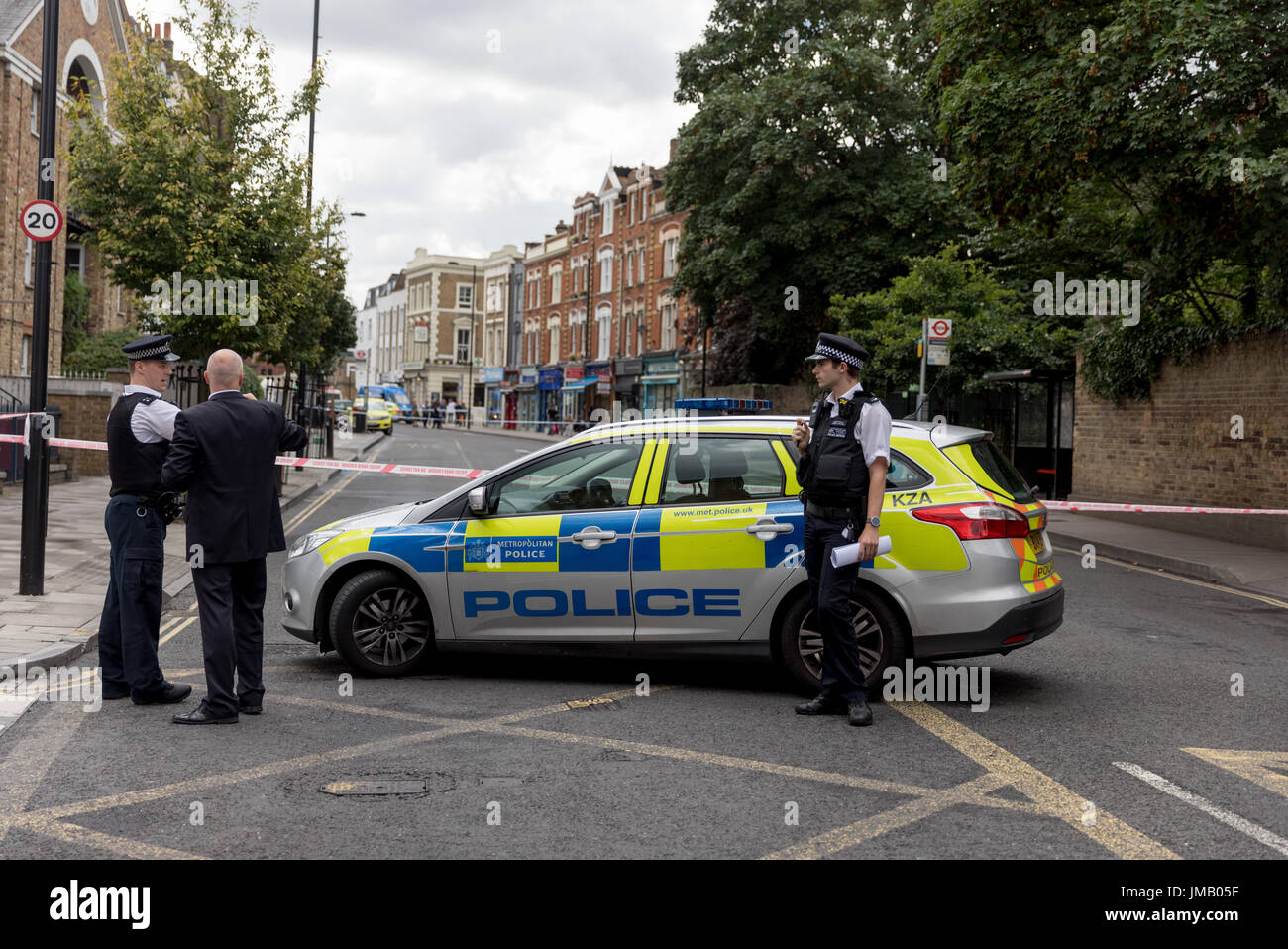 Londra, Regno Unito. 27 Luglio, 2017. Stoke Newington Church Street e altre strade chiuso dalla polizia nei pressi di Abney Park Cemetery a seguito di segnalazioni di pugnalare. Carol credito moiré/Alamy Live News. Foto Stock