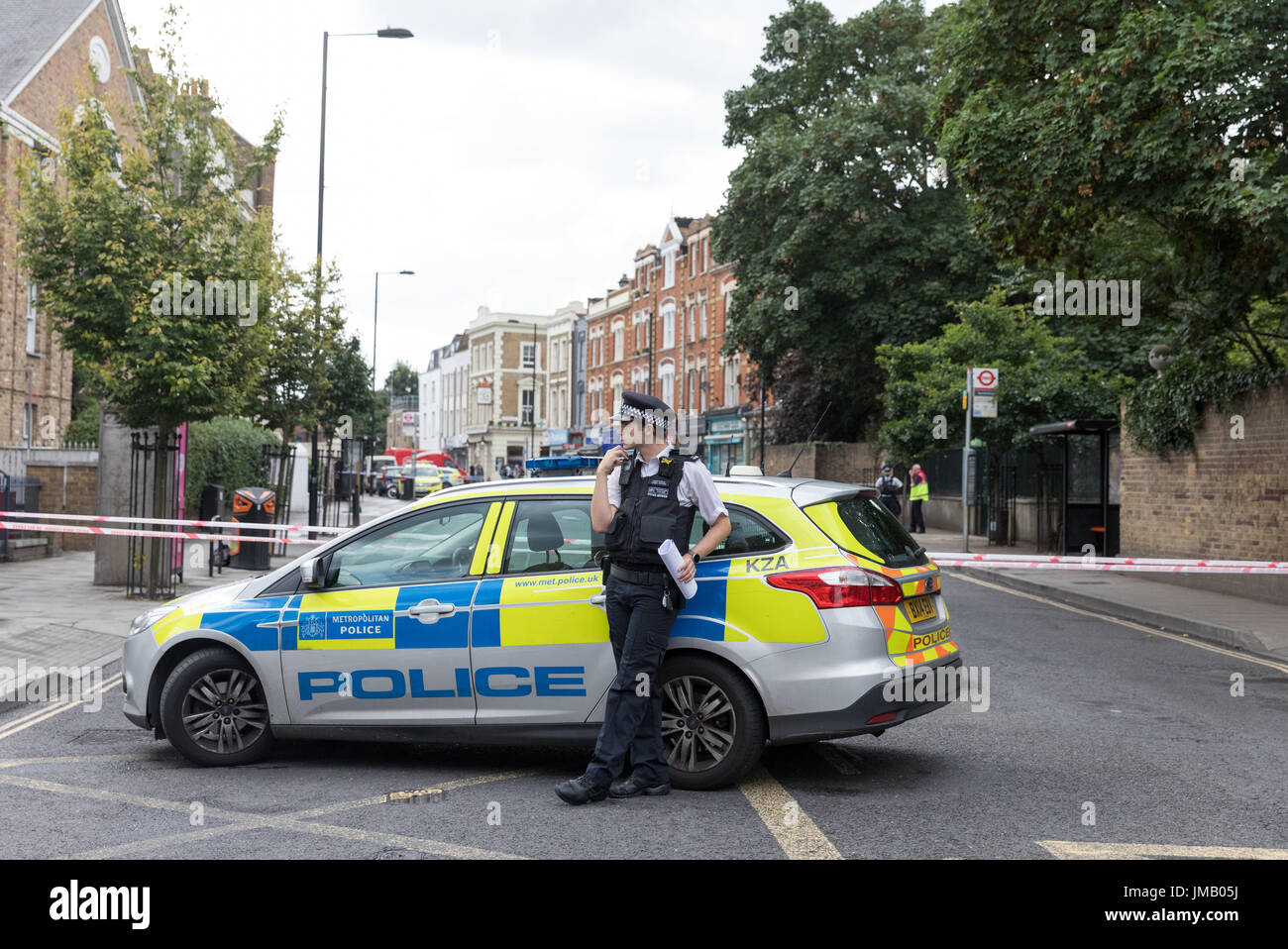Londra, Regno Unito. 27 Luglio, 2017. Stoke Newington Church Street e altre strade chiuso dalla polizia nei pressi di Abney Park Cemetery a seguito di segnalazioni di pugnalare. Carol credito moiré/Alamy Live News. Foto Stock