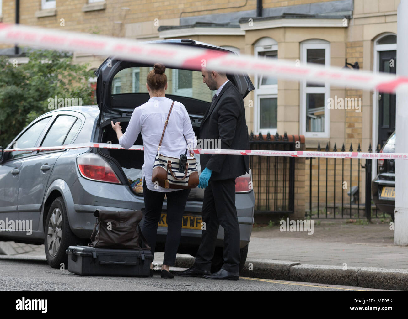 Londra, Regno Unito. 27 Luglio, 2017. Stoke Newington Church Street e altre strade chiuso dalla polizia nei pressi di Abney Park Cemetery a seguito di segnalazioni di pugnalare. Carol credito moiré/Alamy Live News. Foto Stock