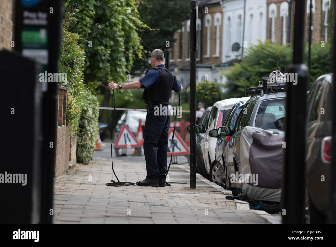 Londra, Regno Unito. 27 Luglio, 2017. Stoke Newington Church Street e altre strade chiuso dalla polizia nei pressi di Abney Park Cemetery a seguito di segnalazioni di pugnalare. Carol credito moiré/Alamy Live News. Foto Stock