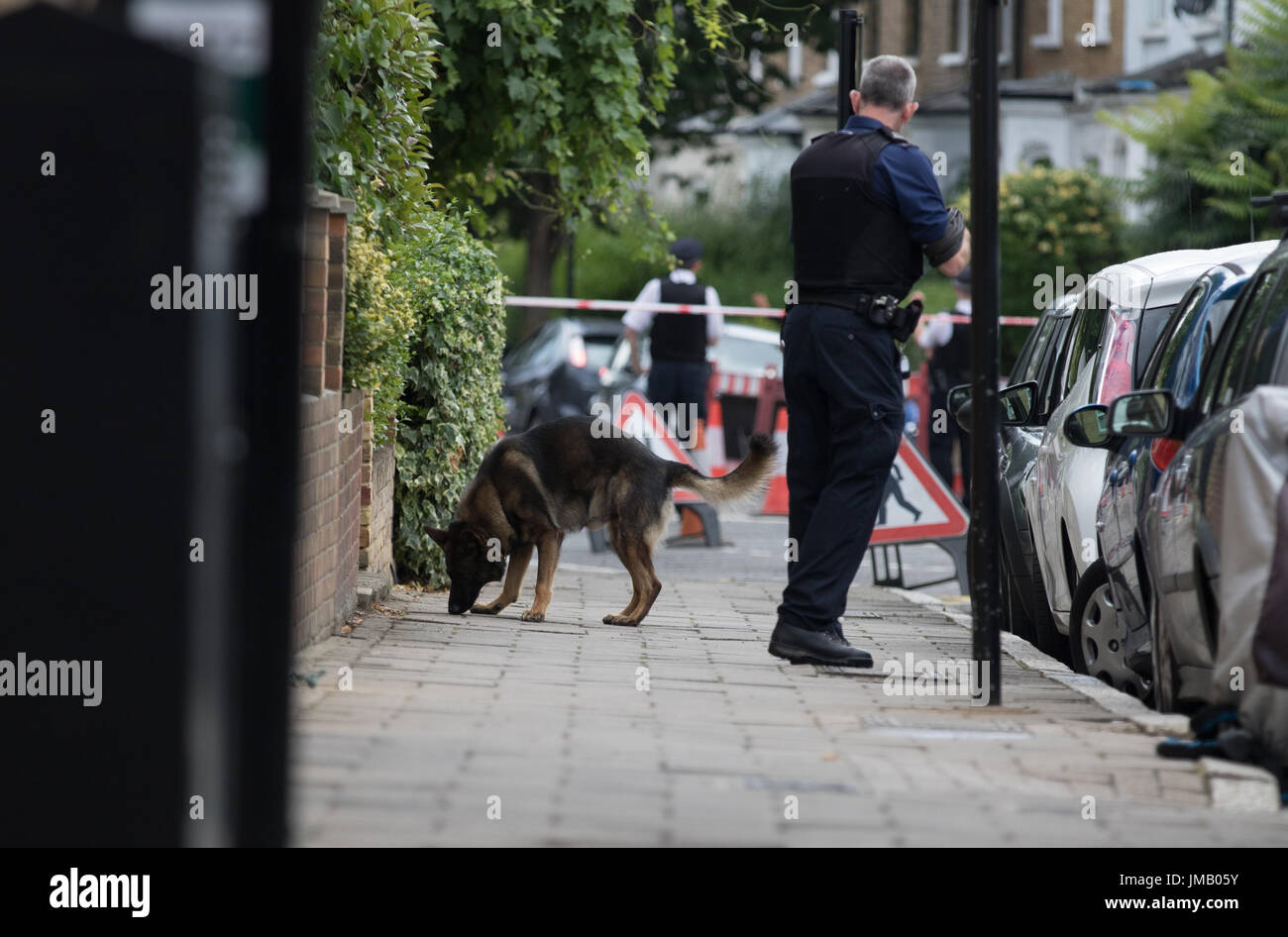 Londra, Regno Unito. 27 Luglio, 2017. Stoke Newington Church Street e altre strade chiuso dalla polizia nei pressi di Abney Park Cemetery a seguito di segnalazioni di pugnalare. Carol credito moiré/Alamy Live News. Foto Stock