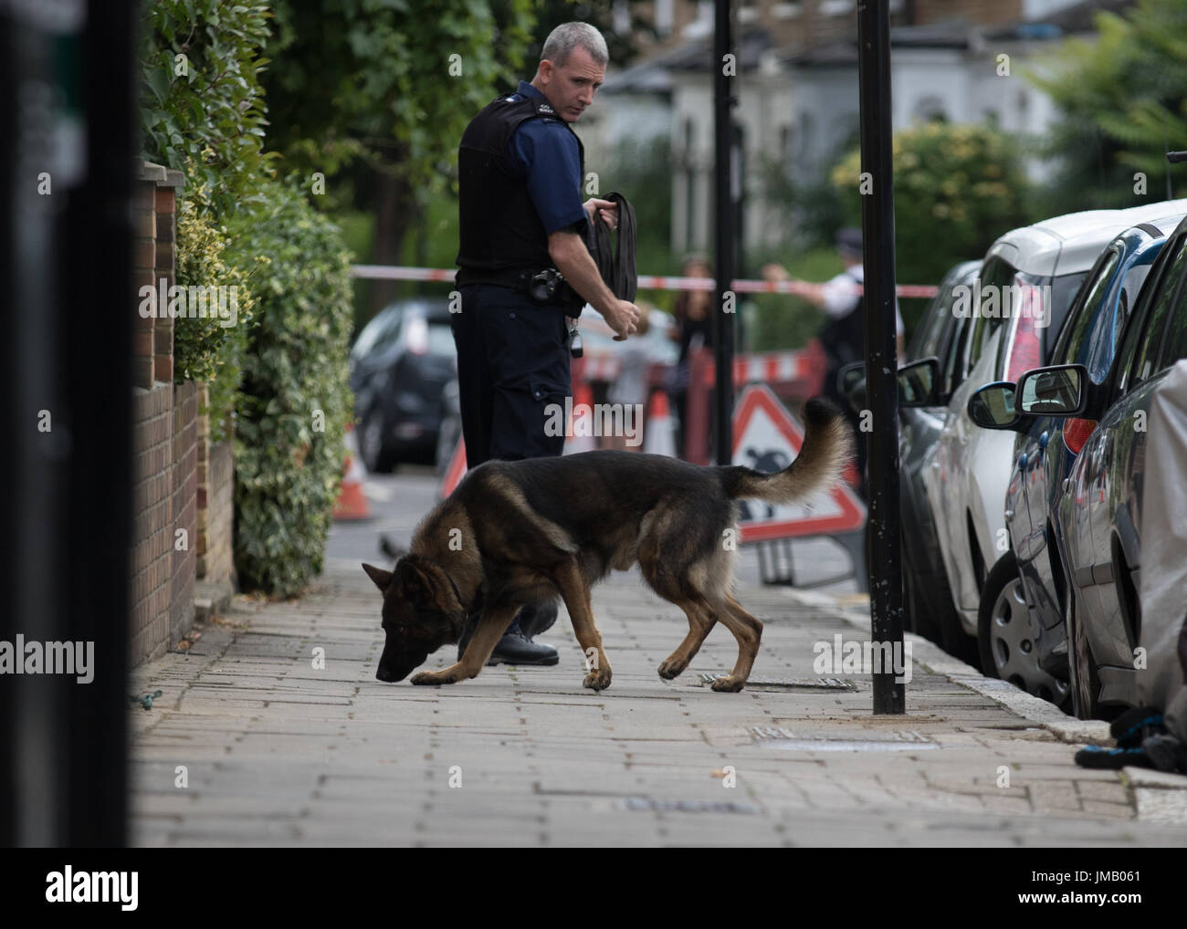 Londra, Regno Unito. 27 Luglio, 2017. Stoke Newington Church Street e altre strade chiuso dalla polizia nei pressi di Abney Park Cemetery a seguito di segnalazioni di pugnalare. Carol credito moiré/Alamy Live News. Foto Stock