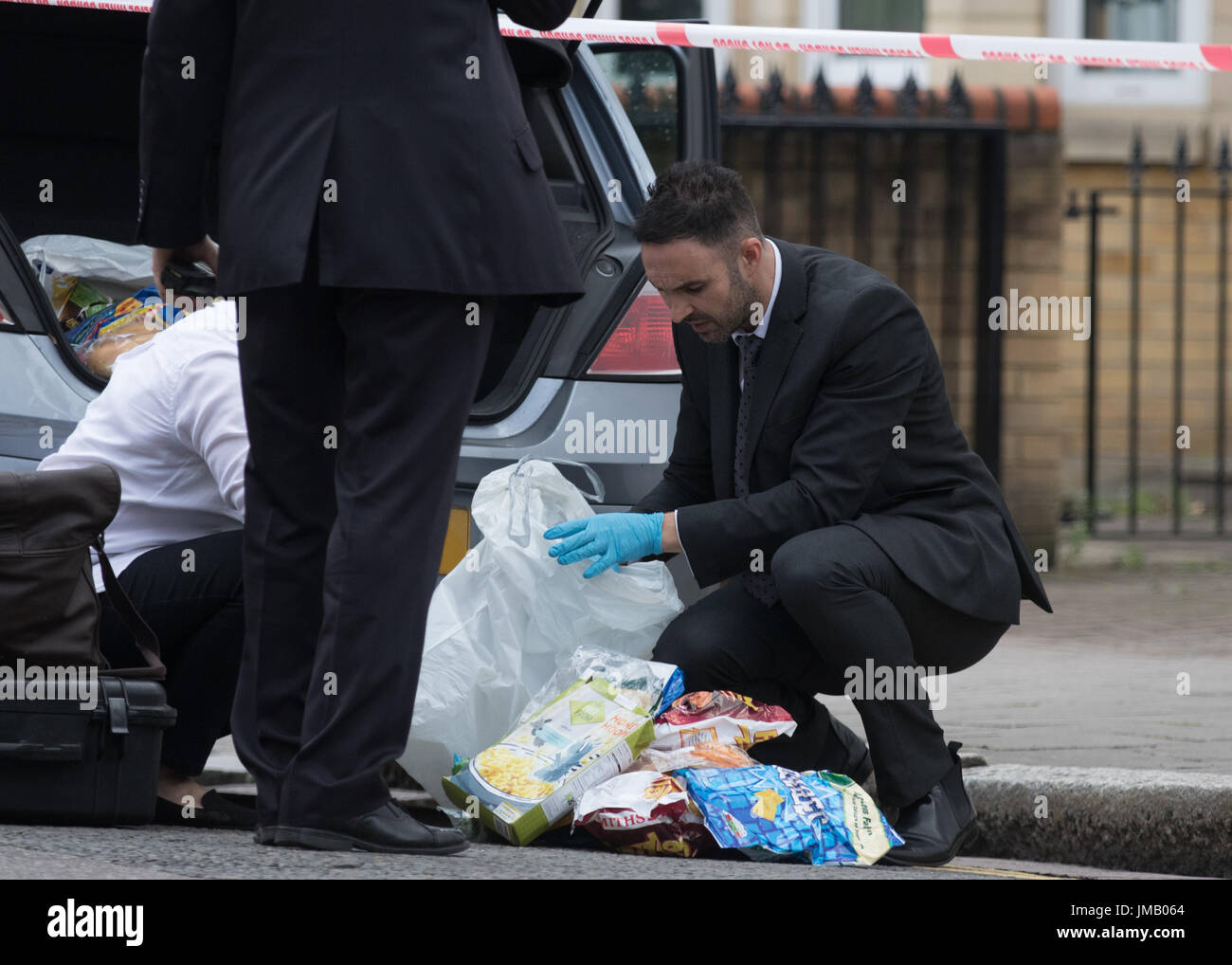 Londra, Regno Unito. 27 Luglio, 2017. Stoke Newington Church Street e altre strade chiuso dalla polizia nei pressi di Abney Park Cemetery a seguito di segnalazioni di pugnalare. Carol credito moiré/Alamy Live News. Foto Stock