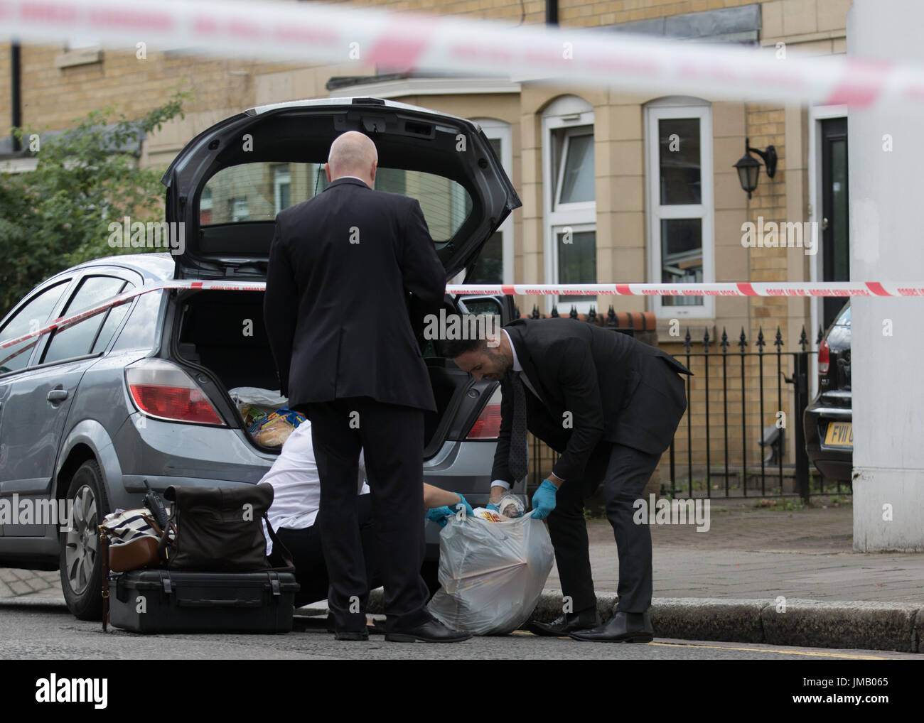 Londra, Regno Unito. 27 Luglio, 2017. Stoke Newington Church Street e altre strade chiuso dalla polizia nei pressi di Abney Park Cemetery a seguito di segnalazioni di pugnalare. Carol credito moiré/Alamy Live News. Foto Stock