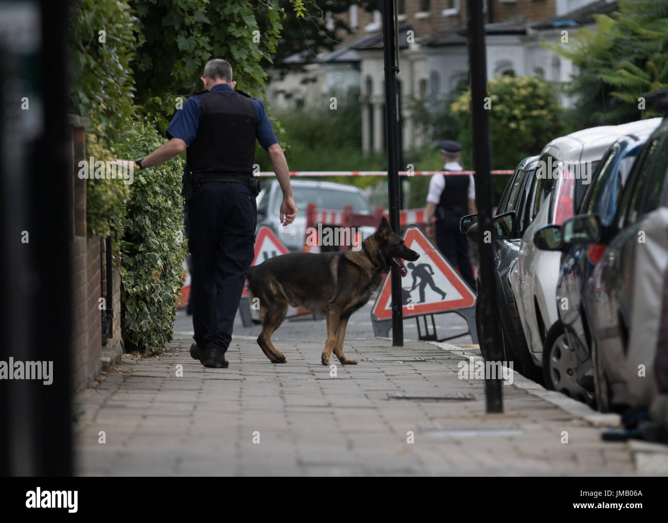 Londra, Regno Unito. 27 Luglio, 2017. Stoke Newington Church Street e altre strade chiuso dalla polizia nei pressi di Abney Park Cemetery a seguito di segnalazioni di pugnalare. Carol credito moiré/Alamy Live News. Foto Stock