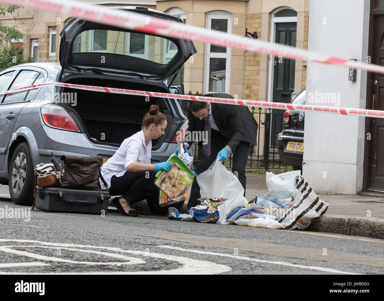 Londra, Regno Unito. 27 Luglio, 2017. Stoke Newington Church Street e altre strade chiuso dalla polizia nei pressi di Abney Park Cemetery a seguito di segnalazioni di pugnalare. Carol credito moiré/Alamy Live News. Foto Stock