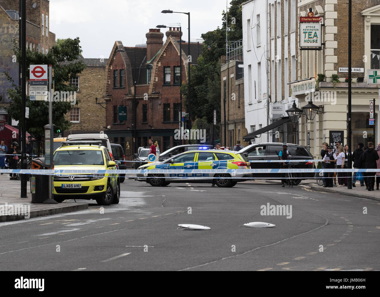 Londra, Regno Unito. 27 Luglio, 2017. Stoke Newington Church Street e altre strade chiuso dalla polizia nei pressi di Abney Park Cemetery a seguito di segnalazioni di pugnalare. Carol credito moiré/Alamy Live News. Foto Stock