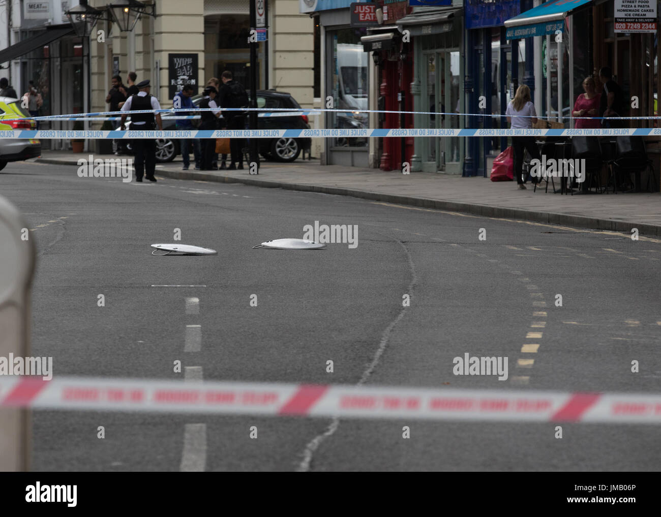 Londra, Regno Unito. 27 Luglio, 2017. Stoke Newington Church Street e altre strade chiuso dalla polizia nei pressi di Abney Park Cemetery a seguito di segnalazioni di pugnalare. Carol credito moiré/Alamy Live News. Foto Stock
