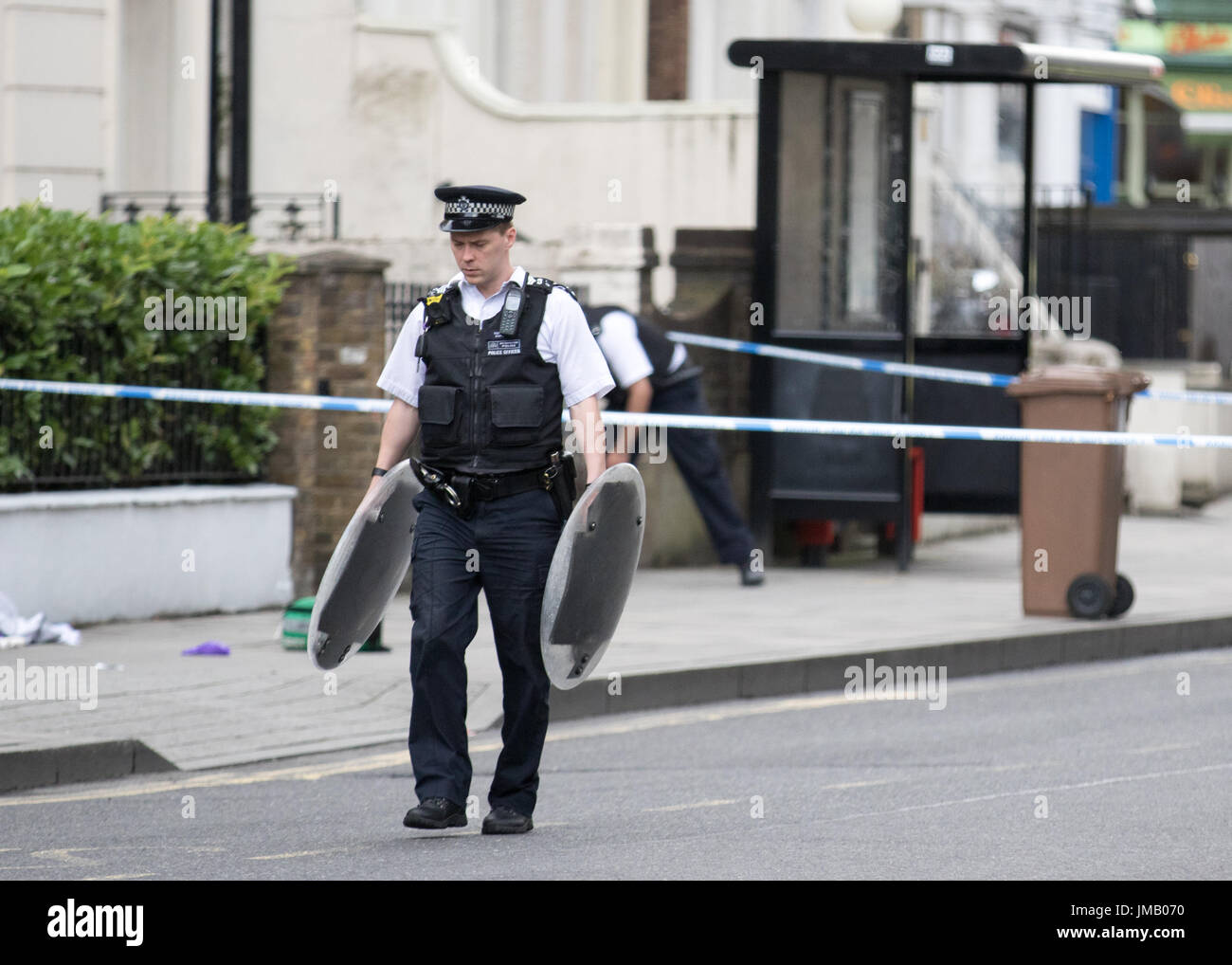 Londra, Regno Unito. 27 Luglio, 2017. Stoke Newington Church Street e altre strade chiuso dalla polizia nei pressi di Abney Park Cemetery a seguito di segnalazioni di pugnalare. Carol credito moiré/Alamy Live News. Foto Stock