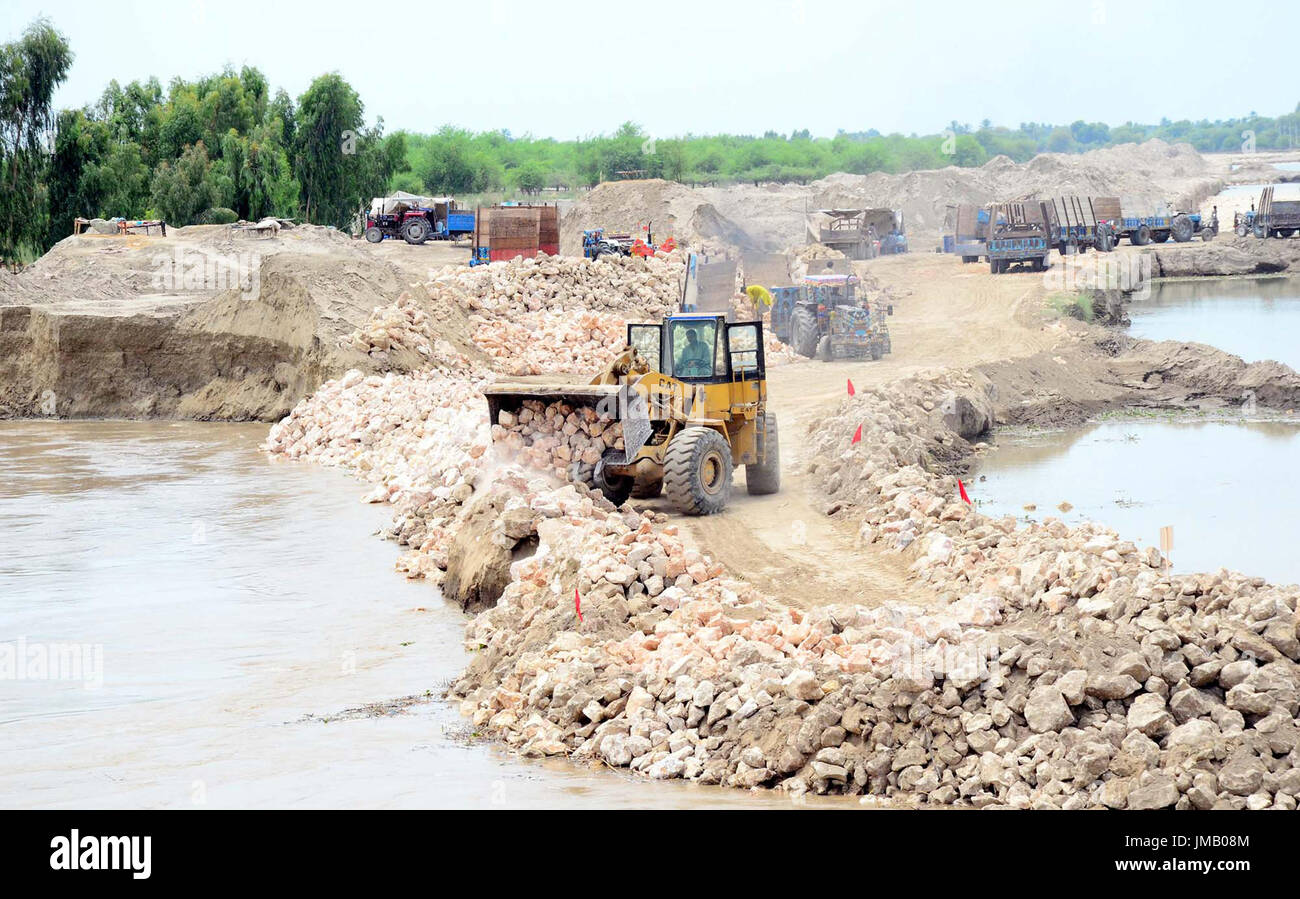 Loop di Moria Bund è in corso di rafforzamento dalla banca del fiume Indo, nella percezione di arrivo di acqua di inondazione nel fiume Indo in Larkana giovedì, 27 luglio 2017. Foto Stock