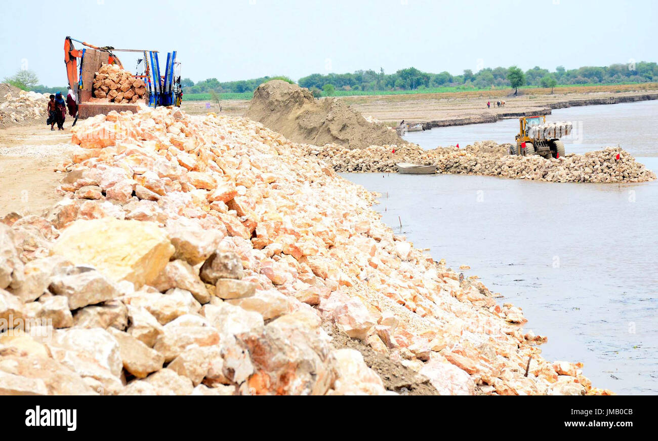 Loop di Moria Bund è in corso di rafforzamento dalla banca del fiume Indo, nella percezione di arrivo di acqua di inondazione nel fiume Indo in Larkana giovedì, 27 luglio 2017. Foto Stock