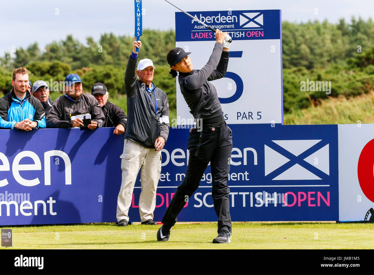 Irvine, Scotland, Regno Unito. 27 Luglio, 2017. Il primo giorno del XV Scottish Open Golf Championship iniziato oggi con 156 giocatori in rappresentanza di 32 nazionalità, giocando per il più grande montepremi nel campionato della storia. Molti dei giocatori ha lottato con il forte a sud ovest presenza di raffiche di vento fino a 20 mph, i legami stretti corso di stile e occasionalmente di heavy rain shower. Credito: Findlay/Alamy Live News Foto Stock