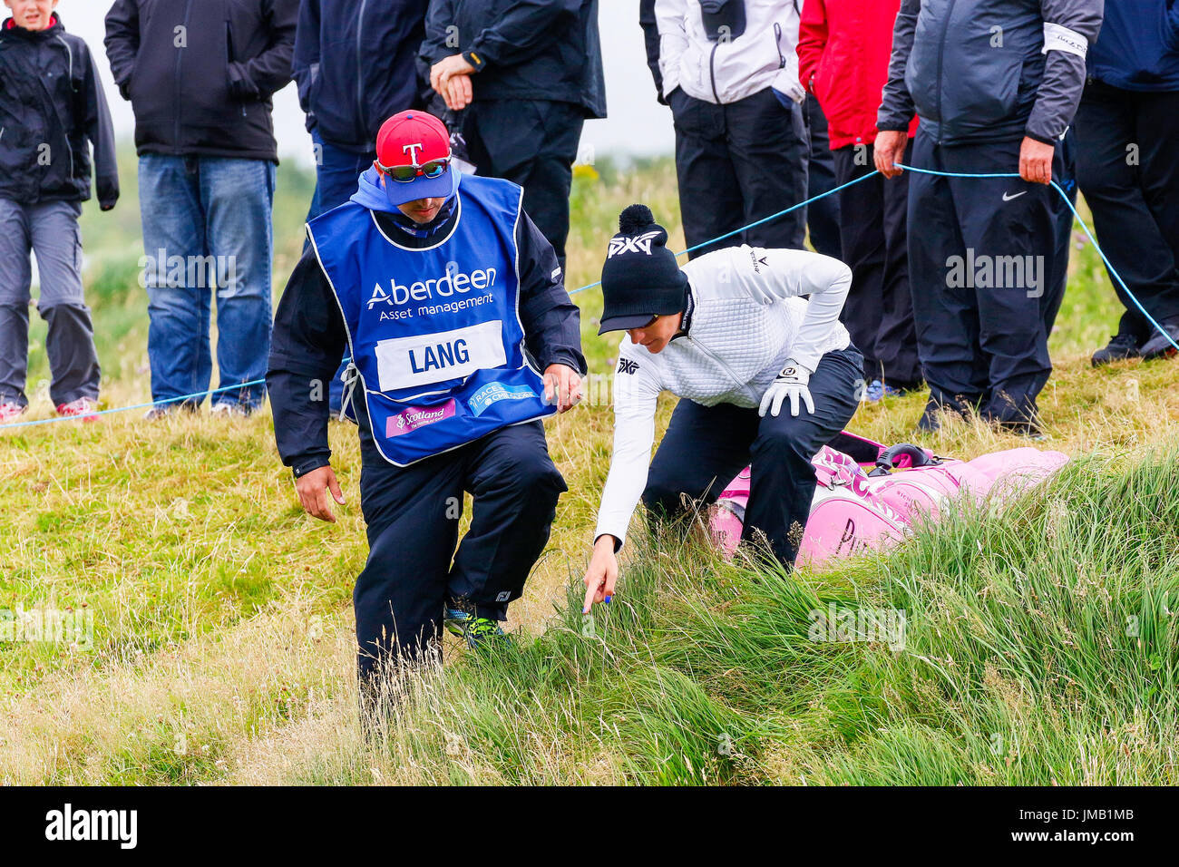 Irvine, Scotland, Regno Unito. 27 Luglio, 2017. Il primo giorno del XV Scottish Open Golf Championship iniziato oggi con 156 giocatori in rappresentanza di 32 nazionalità, giocando per il più grande montepremi nel campionato della storia. Molti dei giocatori ha lottato con il forte a sud ovest presenza di raffiche di vento fino a 20 mph, i legami stretti corso di stile e occasionalmente di heavy rain shower. Credito: Findlay/Alamy Live News Foto Stock