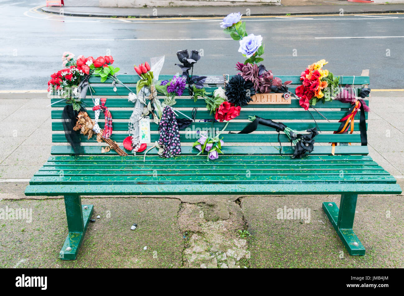 Un banco di memorial a Whitby con fiori in memoria di Sophie Lancaster un Goth ucciso nel 2007. Foto Stock