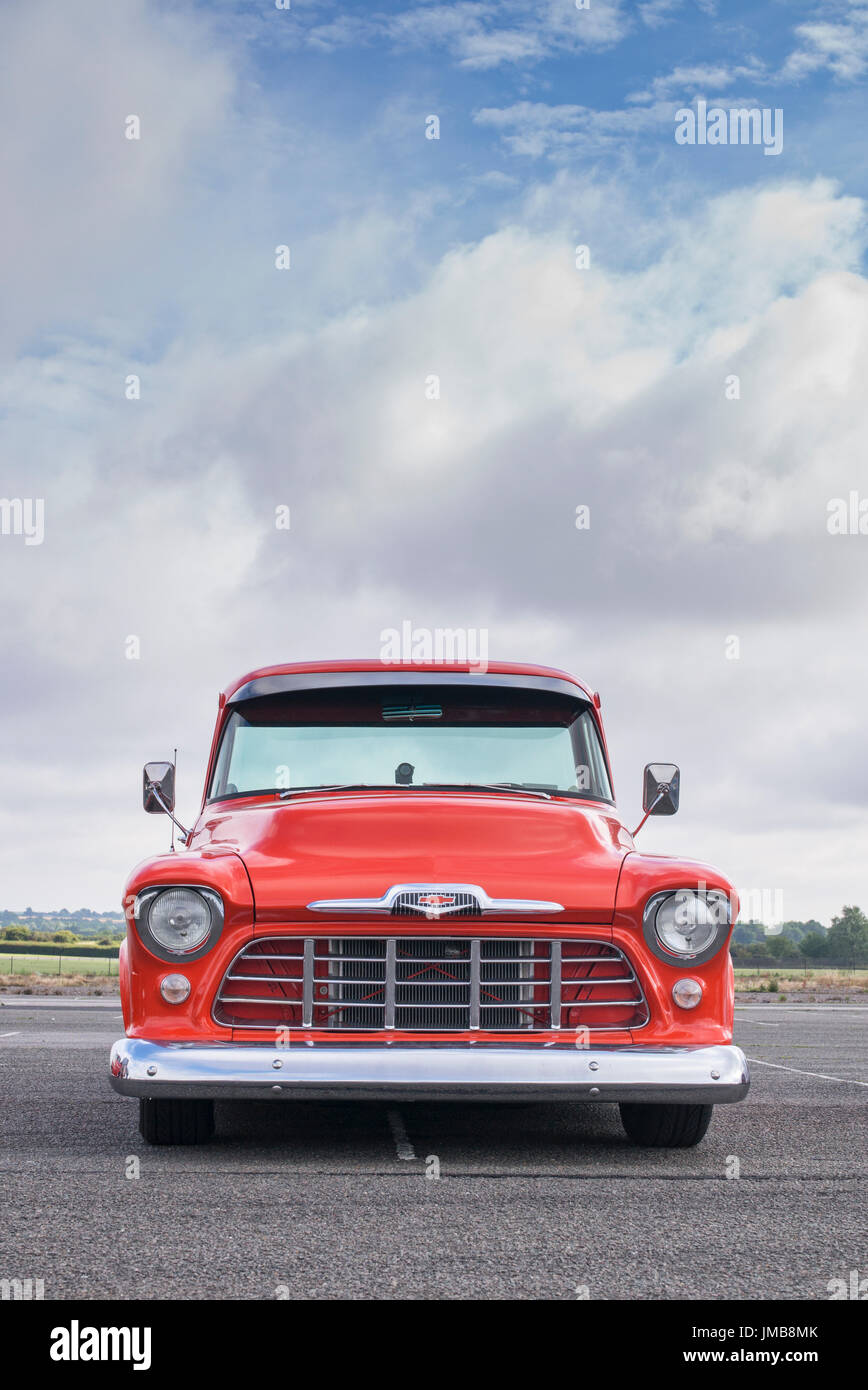 1956 Orange Custom Chevrolet pick up truck a un americano auto show. Essex. Regno Unito Foto Stock