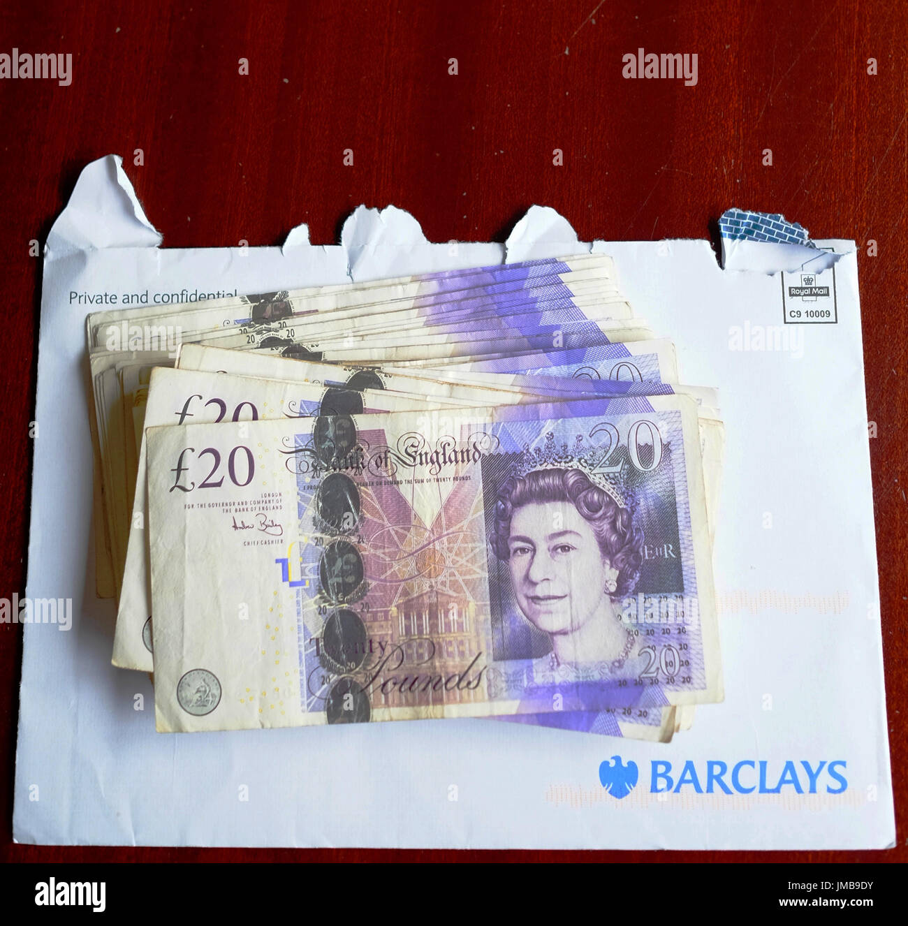 Lettera da Barclays Bank e la pila di £20 note Foto Stock