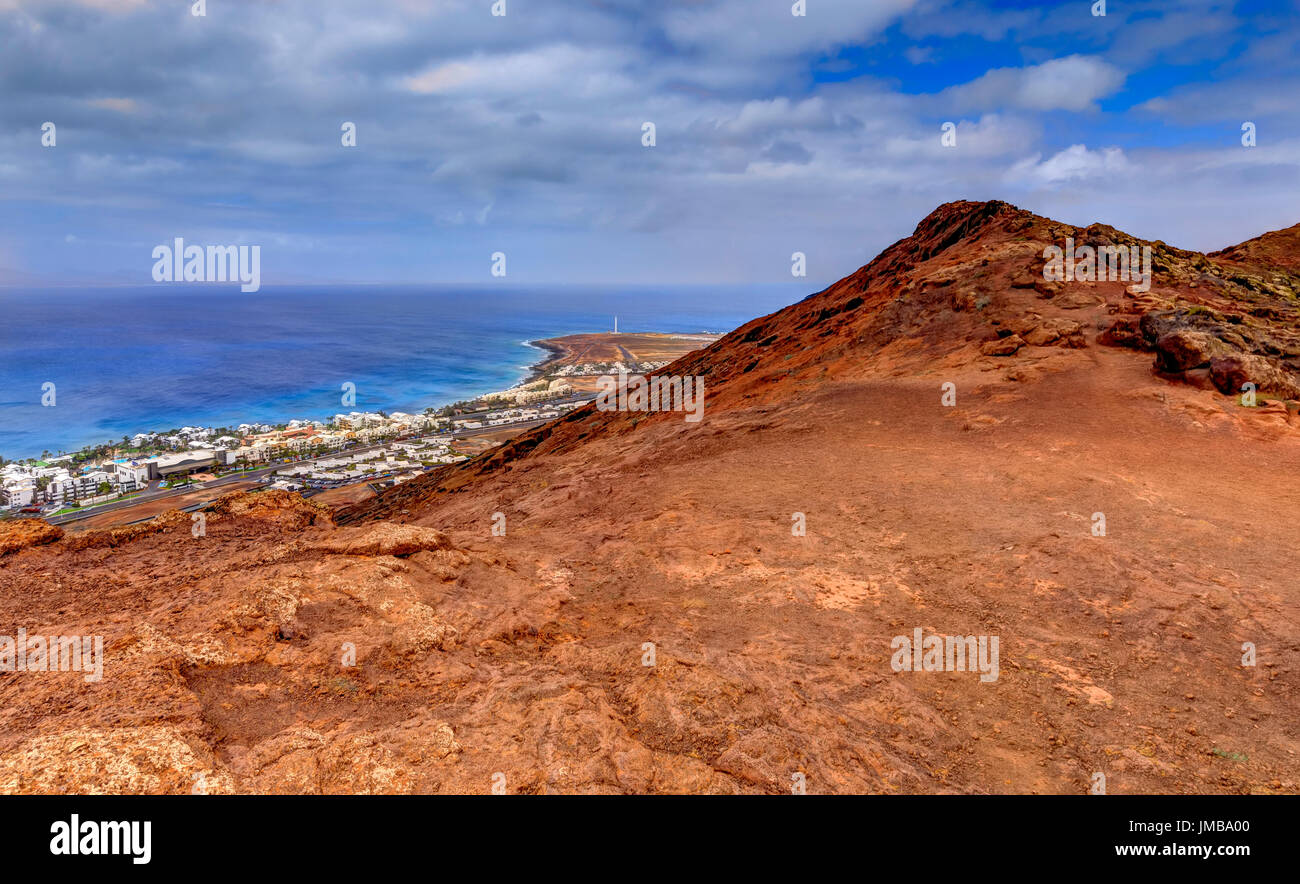 La Playa Blanca dal vulcano Montana Roja in Lanzarote Foto Stock