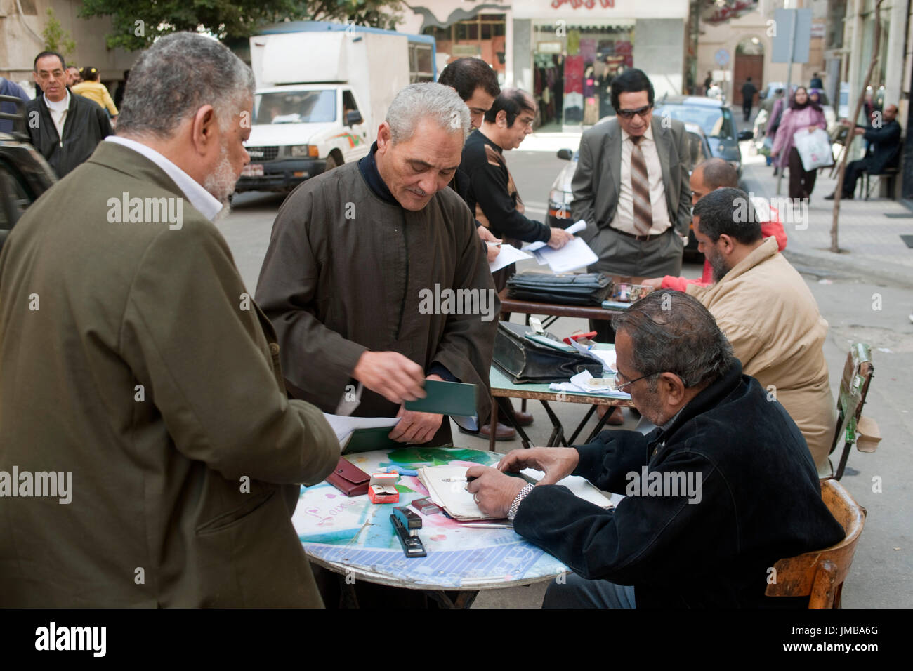 Aegypten ha, Alessandria, scrittore di fronte a un ufficio statale Foto Stock