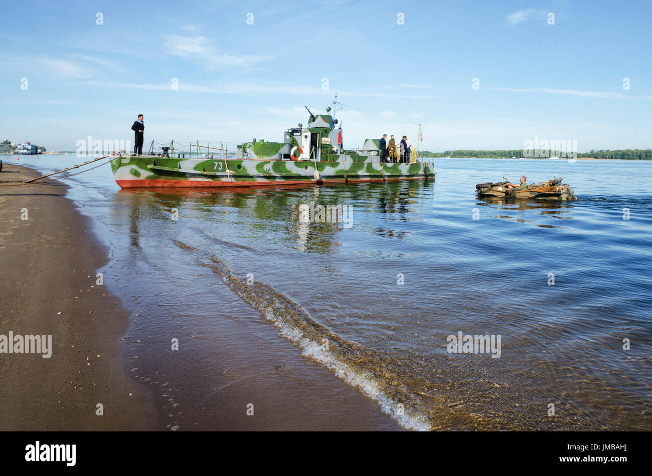 Festival storici della seconda guerra mondiale a Samara, luglio 26, 2015. Il Soviet landing craft e tedesco auto galleggiante sul fiume Volga. Foto Stock