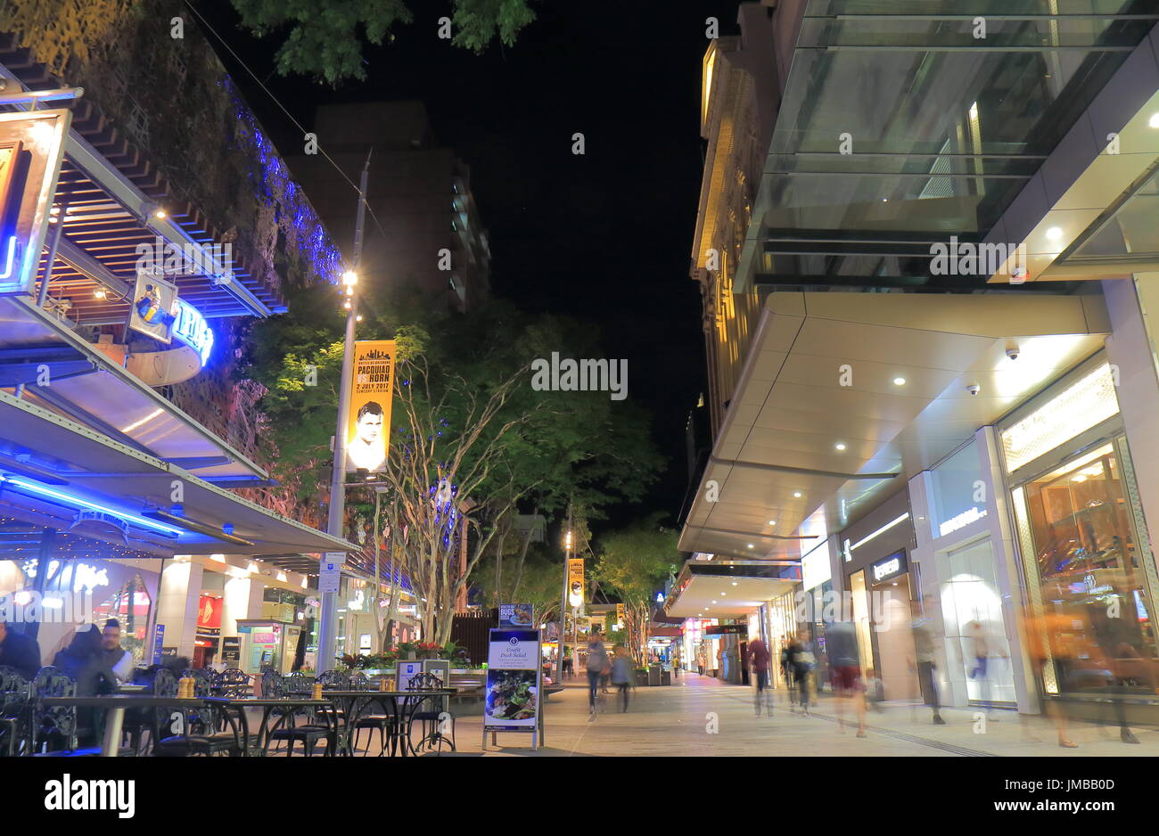 La gente visita Queen Street Mall nel centro di Brisbane Australia. Foto Stock