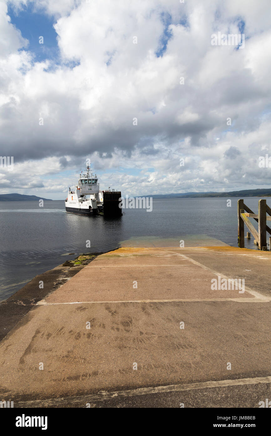 Caledonian Macbrayne Ferrry La MV Catriona avvicinando Claonaig, penisola di Kintyre, costa ovest della Scozia, Regno Unito Foto Stock