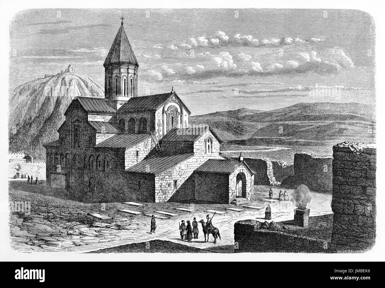 Edificio medievale in pietra religiosa con tetti spioventi su un enorme paesaggio, la Cattedrale di Svetitskhoveli, Mtskheta, Georgia. Acquaforte di Riou 1861 Foto Stock