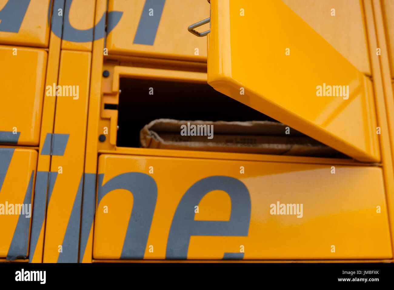 Porta di colore giallo brillante Amazon Locker chiamato Binky aperto dopo  l'immissione del codice di raccolta che consenta di accedere al pacco Foto  stock - Alamy