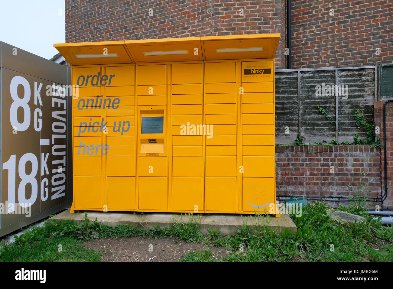 Di colore giallo brillante Amazon Locker chiamato Binky situato nel  piazzale della stazione di servizio. Worthing, Regno Unito Foto stock -  Alamy