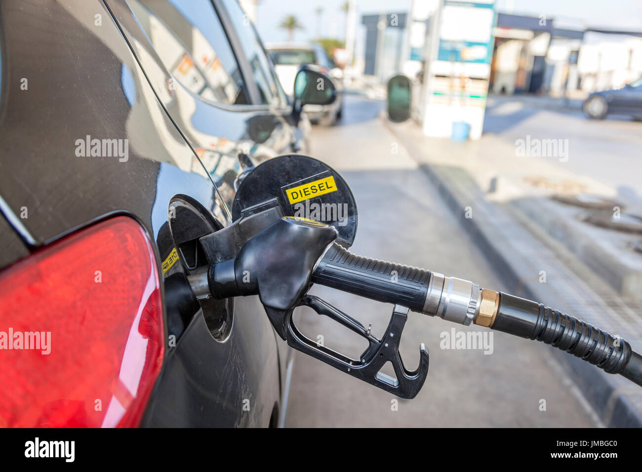 Riempire il serbatoio del combustibile con gasolio al self service station. Veicolo diesel Foto Stock