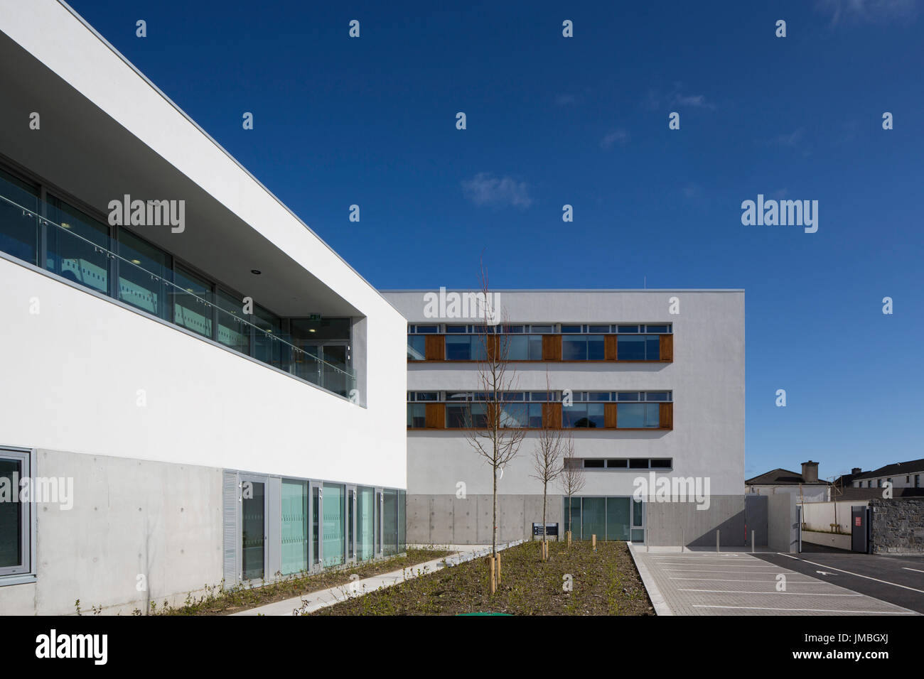 Elevazione posteriore con spazi di parcheggio. Roscommon County Council Civic Offices, Roscommon, Irlanda. Architetto: ABK, 2016. Foto Stock