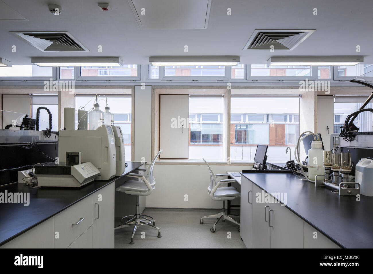 Reaserach lab con stazione di lavoro. Roscommon County Council Civic Offices, Roscommon, Irlanda. Architetto: ABK, 2016. Foto Stock
