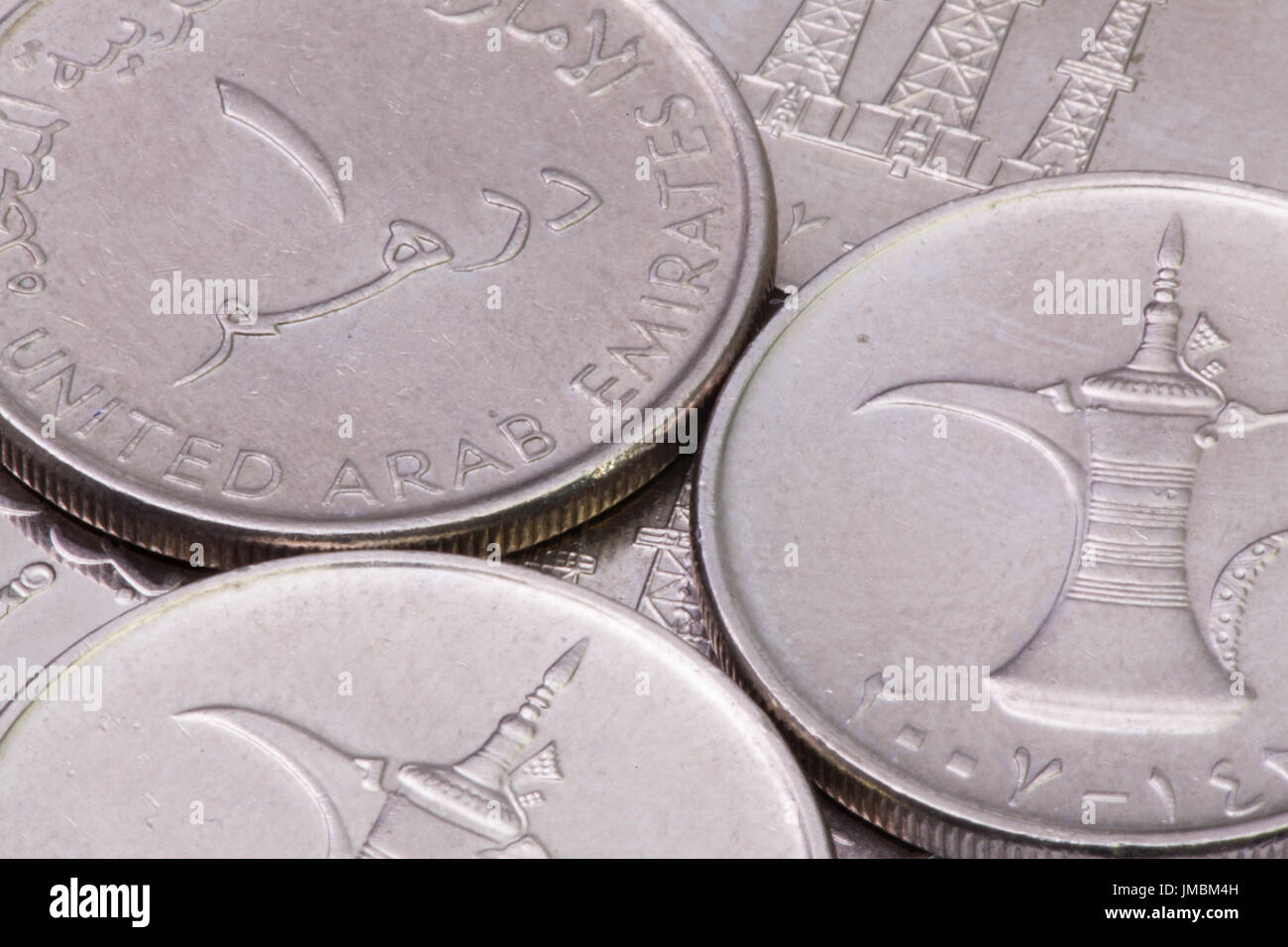 Dettaglio di diversi Emirati Arabi Uniti Dirhams monete sul tavolo. Foto Stock