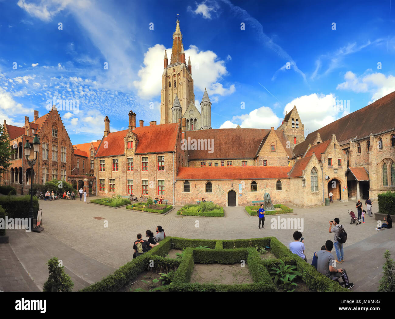 Bruges, Belgio - Luglio 16, 2017: Santo Salvatore pietra miliare della Cattedrale di Bruges. Cortile del Santo Salvatore Cattedrale su una soleggiata giornata estiva. Foto Stock