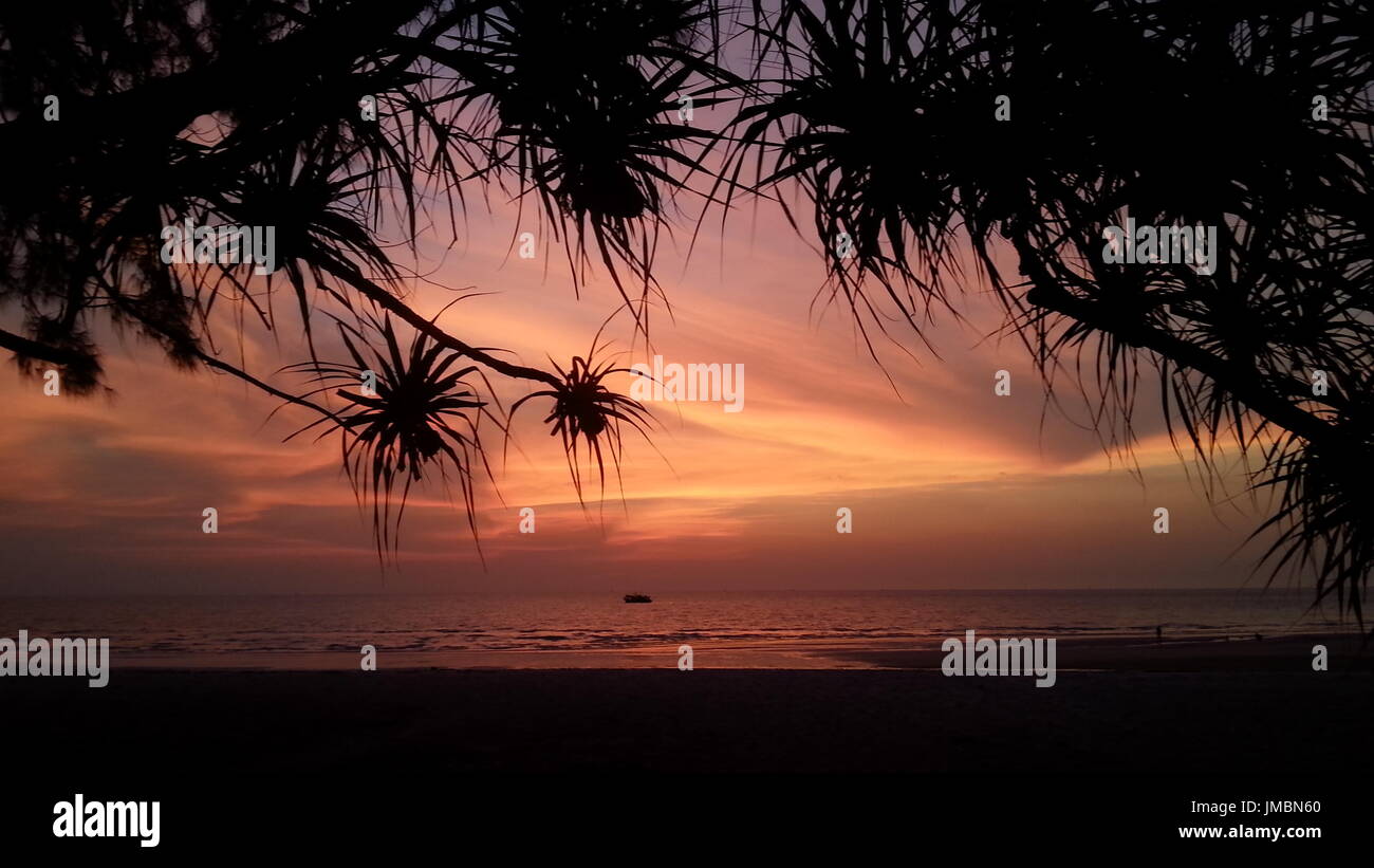 Cielo di tramonto su Koh Tarutao, Thailandia Foto Stock