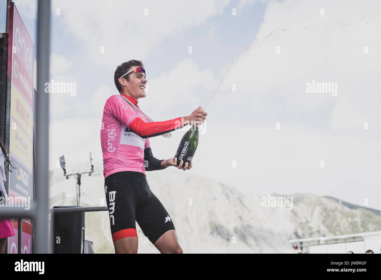 Pavel Sivakov celebra la vittoria assoluta nel 2017 giro ciclistico d'Italia per piloti di età inferiore a 23. Foto Stock