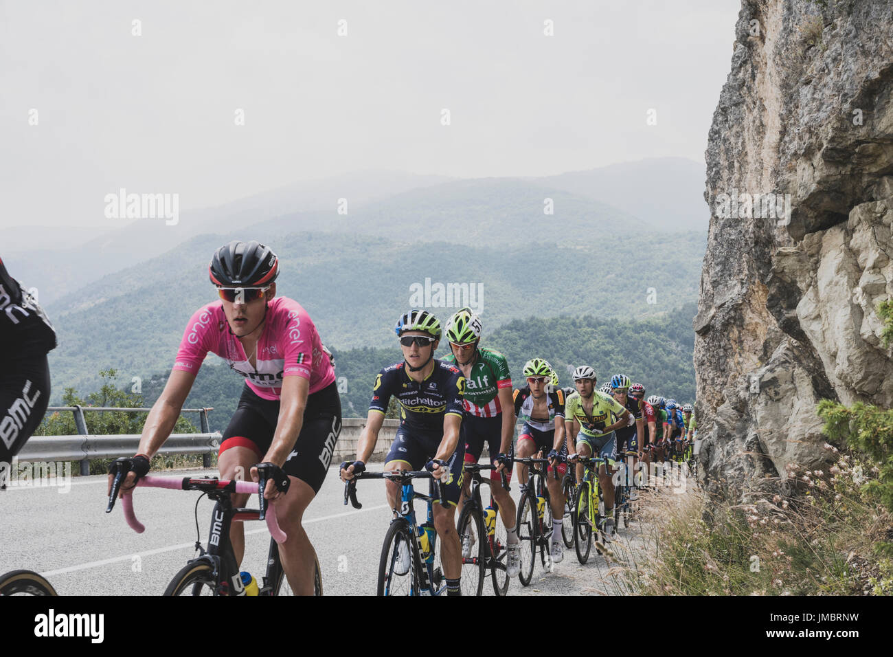Gara vincitore Pavel Sivakov (in rosa) conduce la fase 7 del giro ciclistico d'Italia da Francavilla al Mare a Campo Imperatore, Italia il 15 giugno 2017 Foto Stock