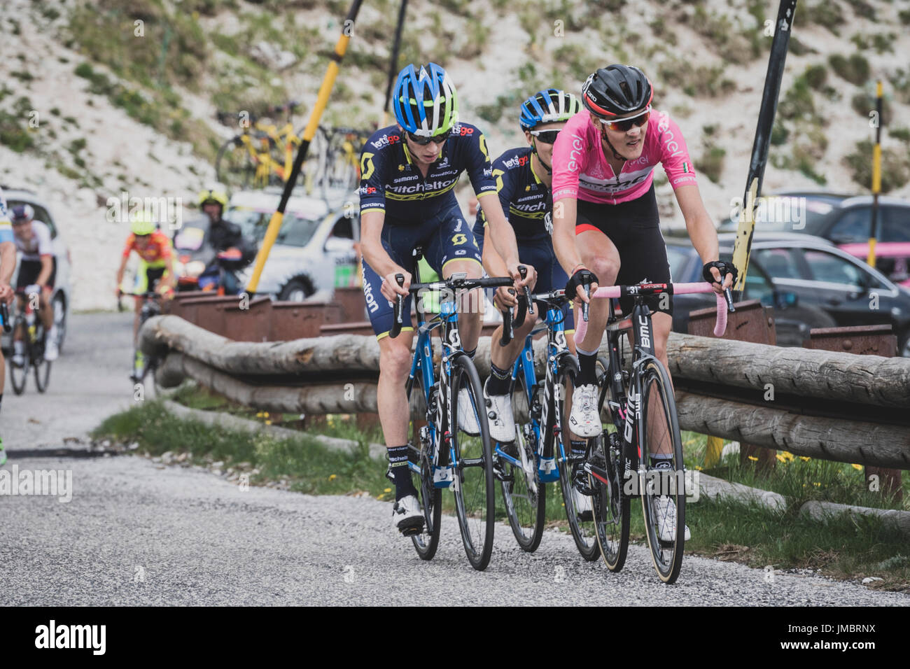 Gara vincitore Pavel Sivakov (in rosa) conduce la fase 7 del giro ciclistico d'Italia da Francavilla al Mare a Campo Imperatore, Italia il 15 giugno 2017 Foto Stock