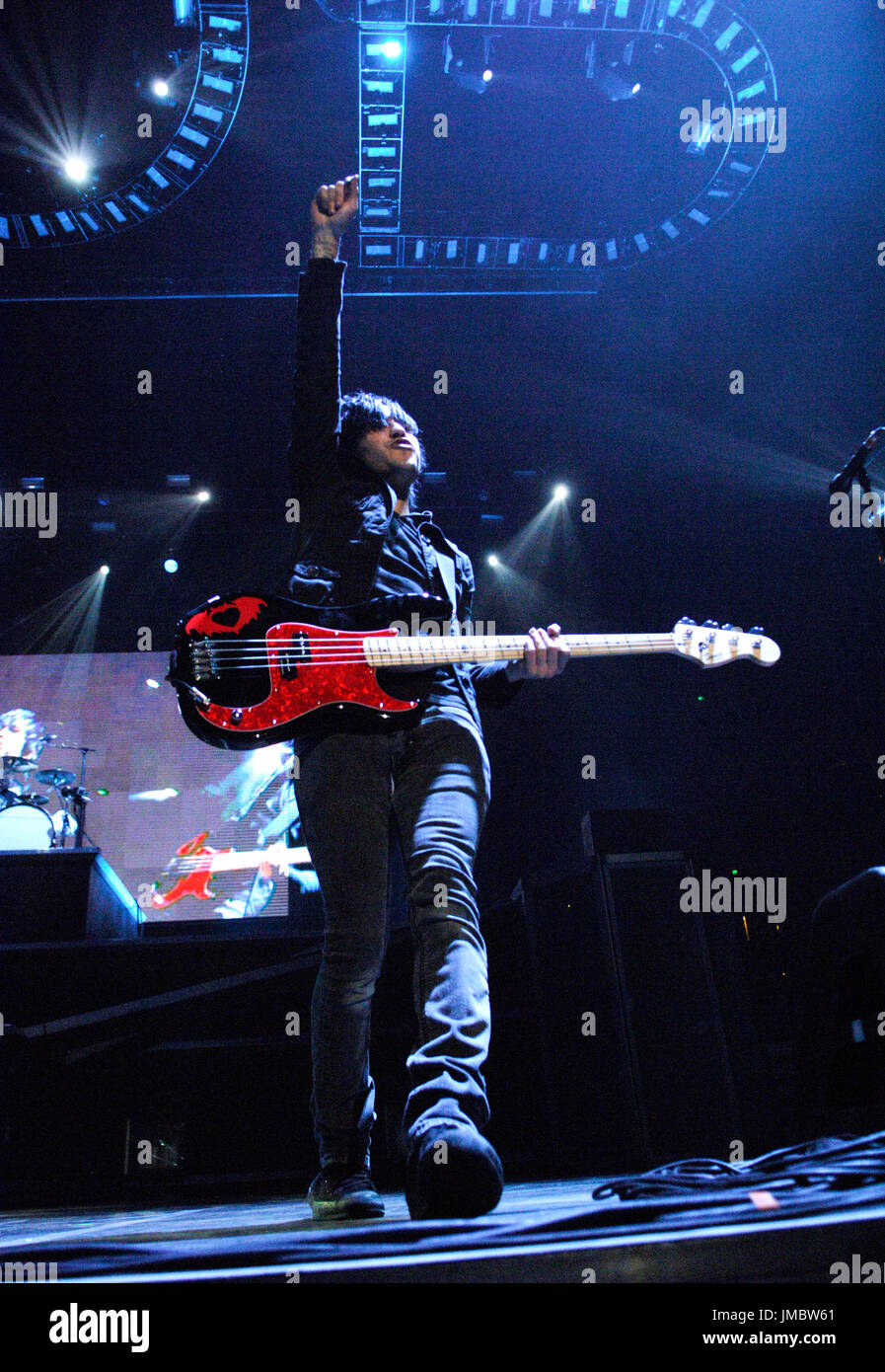 Pete Wentz fall out boy esegue sul palco durante il fall out boy Honda Civic Tour spettacolo finale svoltasi honda center anaheim,ca Foto Stock