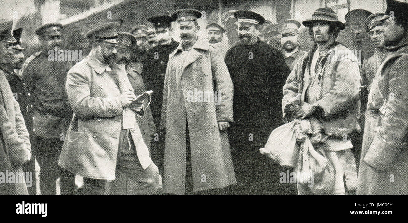 Spy vestito come contadino catturato dai russi essendo disegnata da guerra artista, Aleksei Ilyich Kravchenko Foto Stock