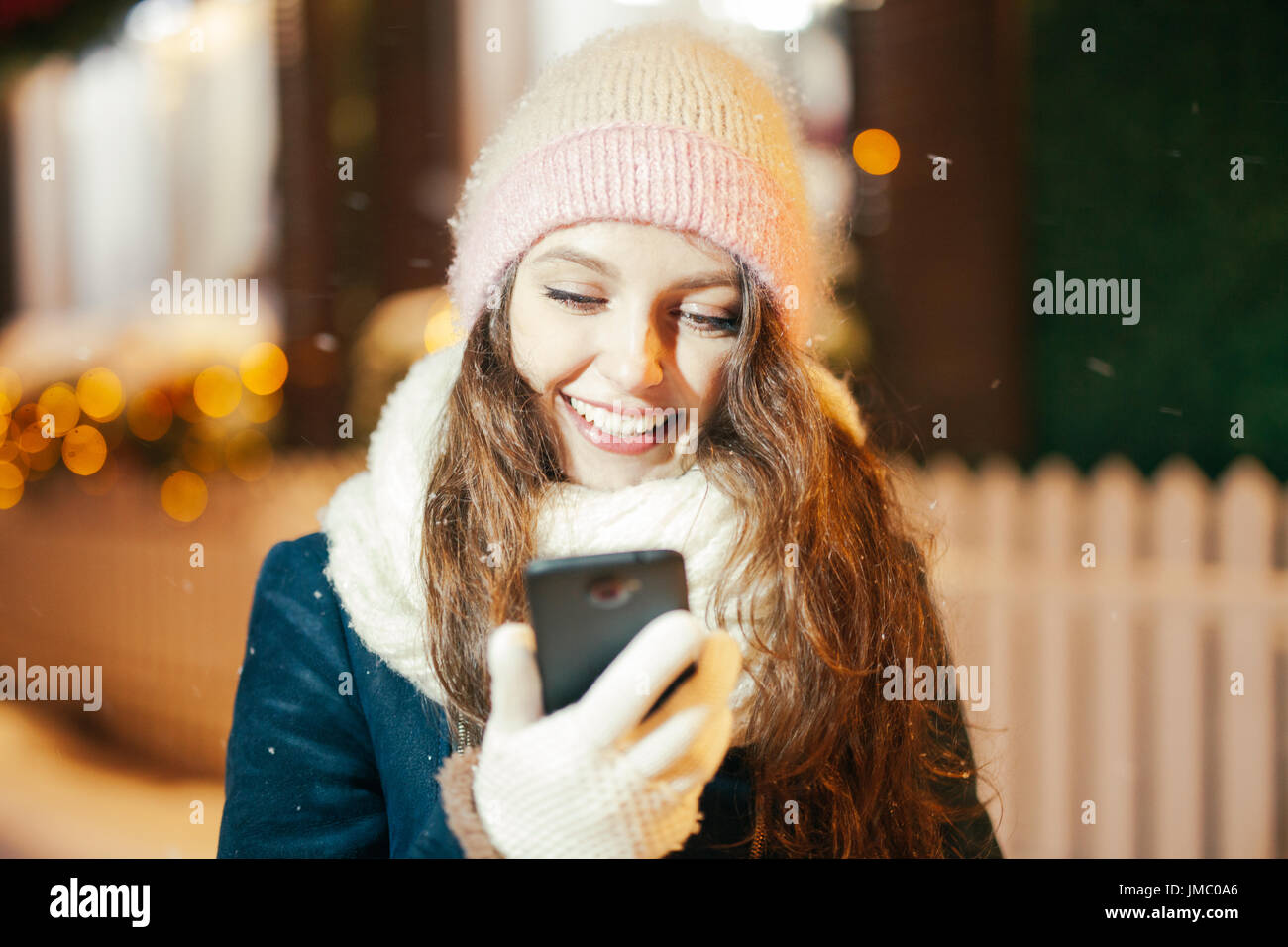 Energy-riempimento e eccitante weekend invernale in montagna. Ritratto di giovane donna prendendo selfie all'aperto tra montagne innevate Foto Stock