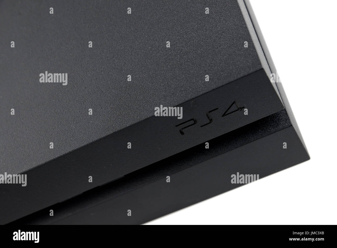 Playstation 4, home video della console di gioco prodotta da Sony Computer Entertainment e il relativo controller DualShock 4 isolati su sfondo bianco. Foto Stock