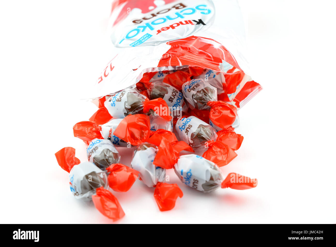 Kinder Schokobons cioccolatini isolati su sfondo bianco. Foto Stock