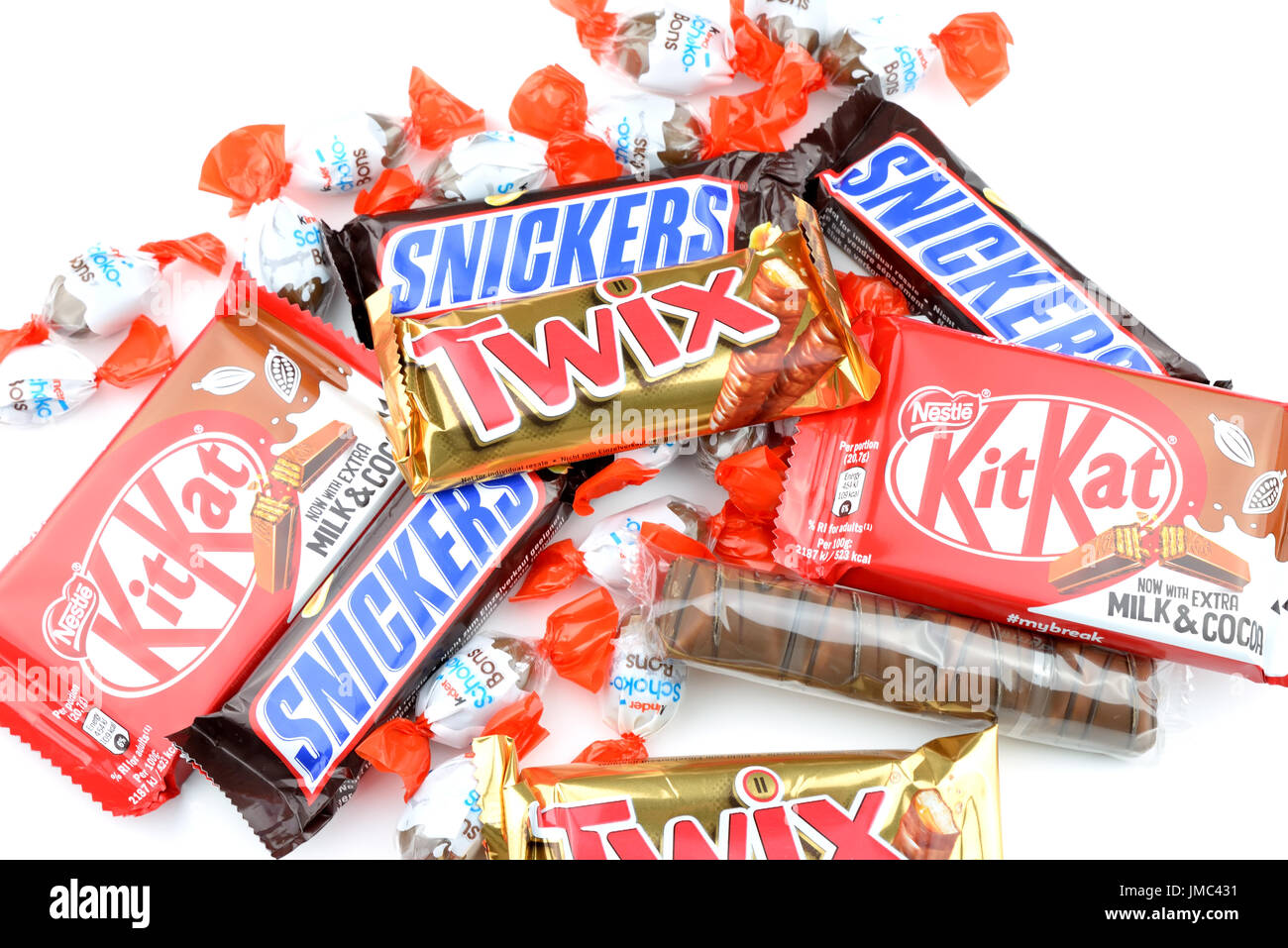 Un mazzetto di barrette di cioccolato, compresi Snickers, Twix, Crunch