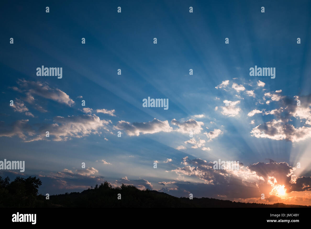 Cielo di tramonto con raggi di sole lo scoppio attraverso le nuvole scure. Meditazione concettuale dello sfondo. La speranza, la preghiera, la misericordia e la grazia di Dio Foto Stock